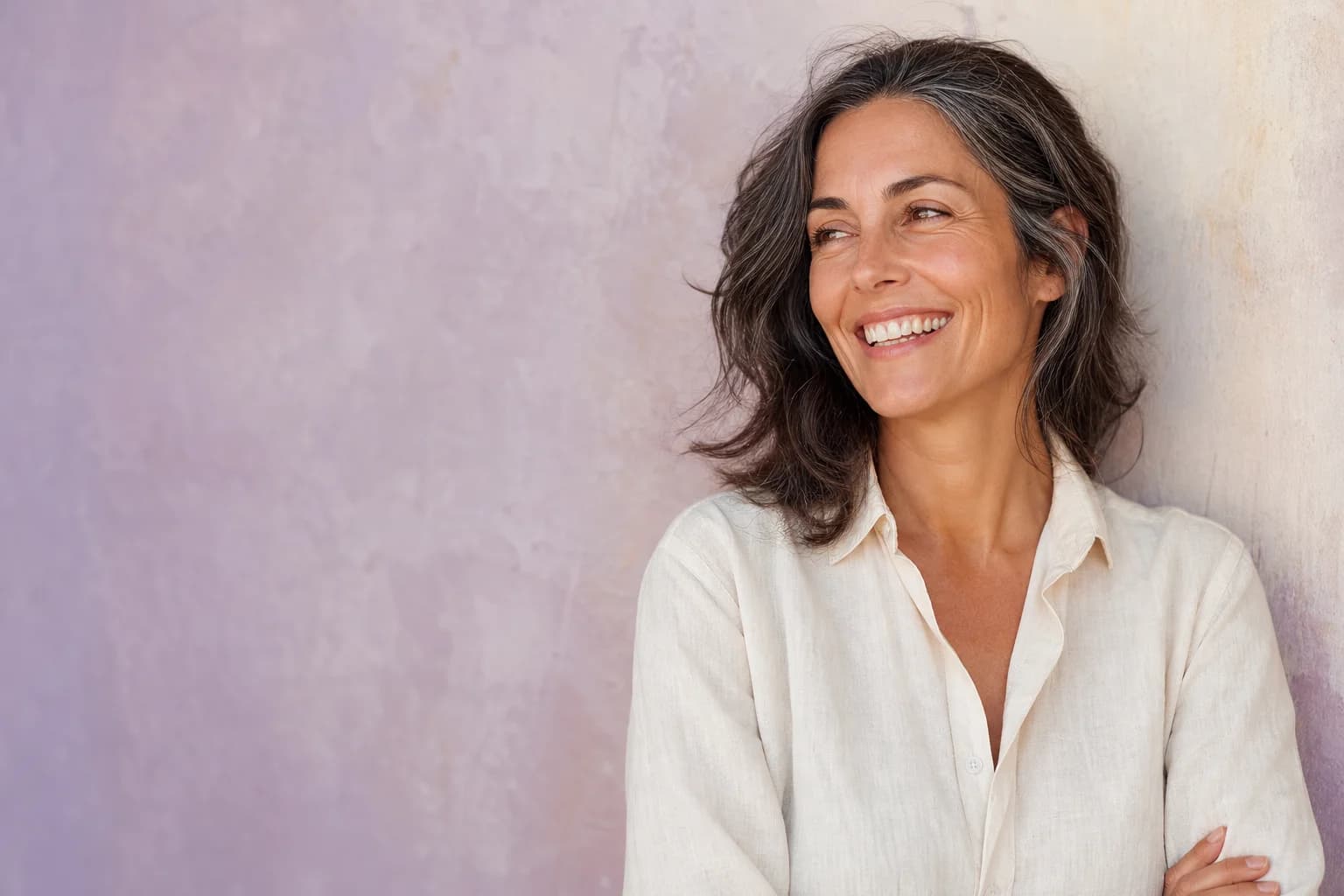 Mujer sonriendo con luz natural